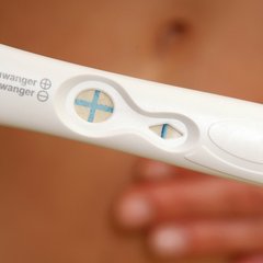 Schwangerschaftstest mit positiver Anzeige