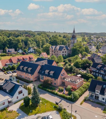 Urbanushaus in Mülsen OT Thurm Luftbildaufnahme vom Urbanushaus in Mülsen, im Hintergrund ist die Kirche und der Ortsteil Thurm zu sehen