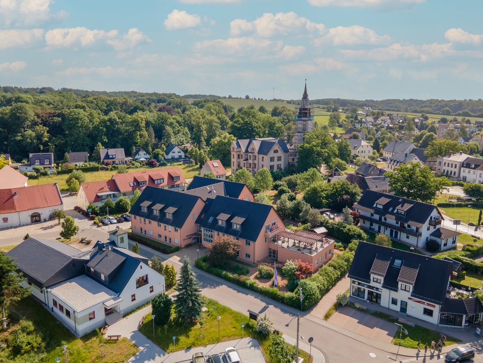 Luftbildaufnahme vom Urbanushaus in Mülsen, im Hintergrund ist die Kirche und der Ortsteil Thurm zu sehen