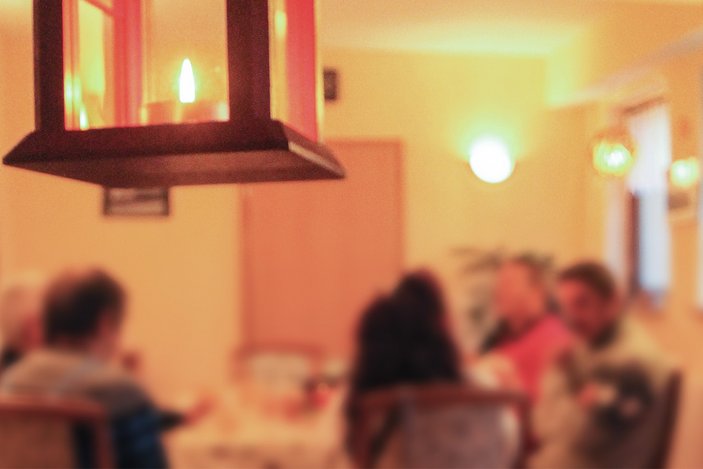 Laterne mit einer Kerze vor dem Hintergrund einer Gesprächsgruppe