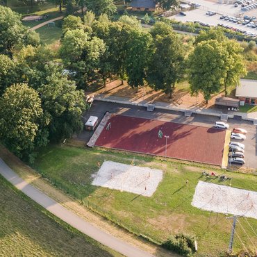 Luftbild Panorama Muldepark an der Zwickauer Mulde mit Sportplatz und Beachvolleyball