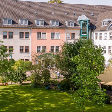 Marthaheim in Zwickau Blick auf das Marthaheim mit grüner Außenanlage im Vordergrund