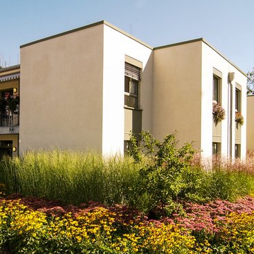 Die modernen Gebäude des Hauses Zuversicht mit Grünanlagen
