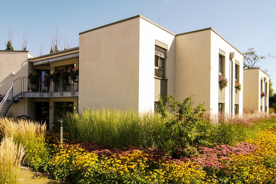 Die modernen Gebäude des Hauses Zuversicht mit Grünanlagen