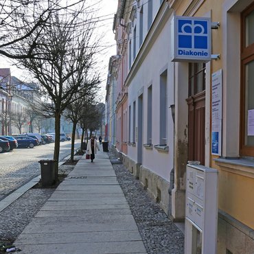 Die Römerstraße in Zwickau mit dem Gebäude des Tagestreffs