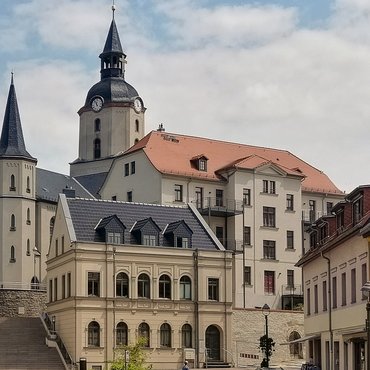 Blick vom Markt auf das Gebäude für das Betreute Wohnen neben der St. Martinskirche in Meerane