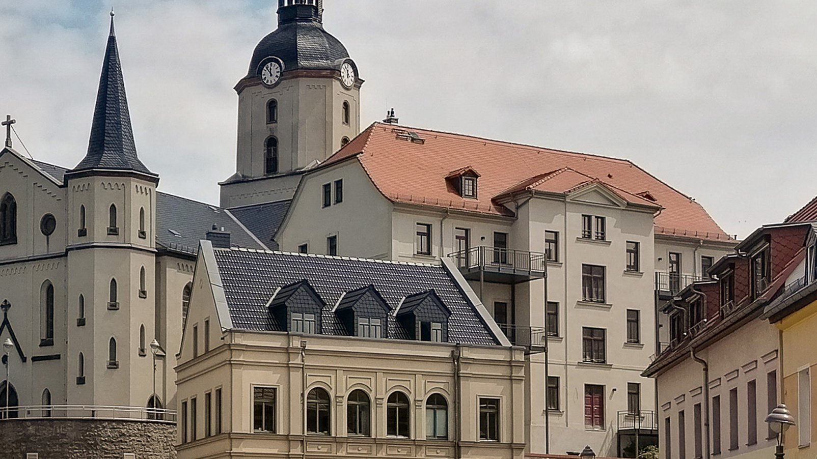Blick vom Markt auf das Gebäude für das Betreute Wohnen neben der St. Martinskirche in Meerane