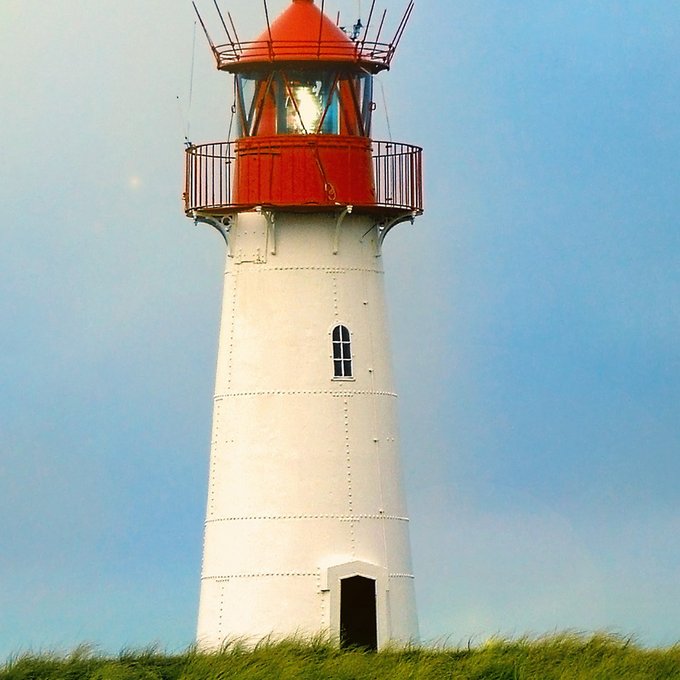 Ein Leuchtturm auf einer Wiese 