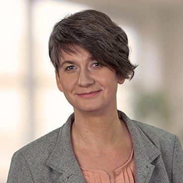 Das Bild zeigt die Beauftragte für Betriebliches Gesundheitsmanagement und Hygiene Cornelia Schürer