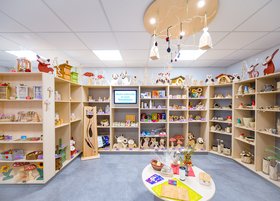 Blick in den Werkstattladen mit Regalen und darin befindlichen vielfältigen Produkten