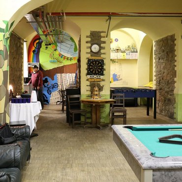 Blick in die Räume des Lutherkellers mit Sofas, Billardtisch und Kicker