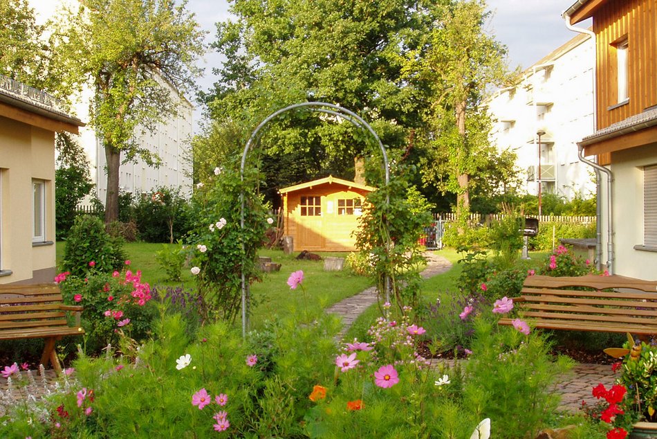 Bild vom Garten der Wohnstätte mit Wohnhaus am Rand