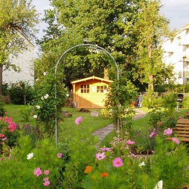 Bild vom Garten der Wohnstätte mit Wohnhaus am Rand