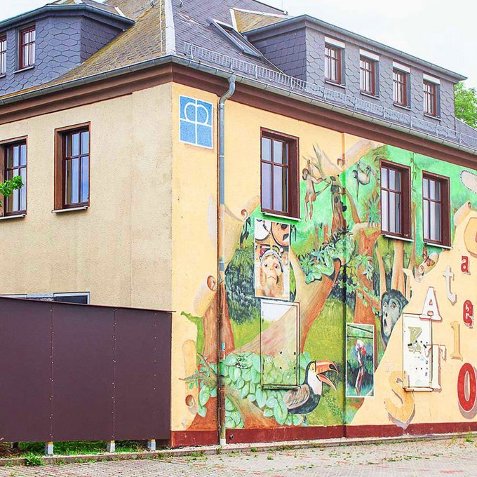 Vorderseite des Hauses "Forum Glauchau" mit Bildern an der Wand