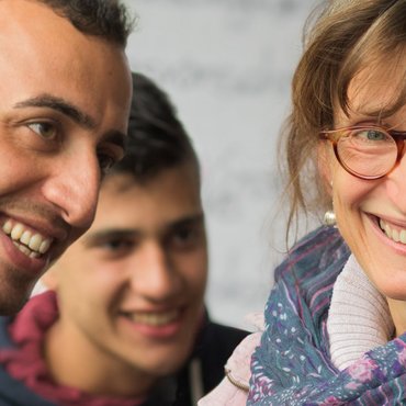 vier Menschen sind engagiert im Gespräch