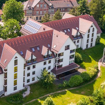 Haus Jahreszeiten im Bethlehemstift Hohenstein-Ernstthal Luftbild vom Bethlehemstift mit dem Haus Jahreszeiten im Vordergrund, das Gebäude hat eine weiße Fassade und ein rotes Ziegeldach