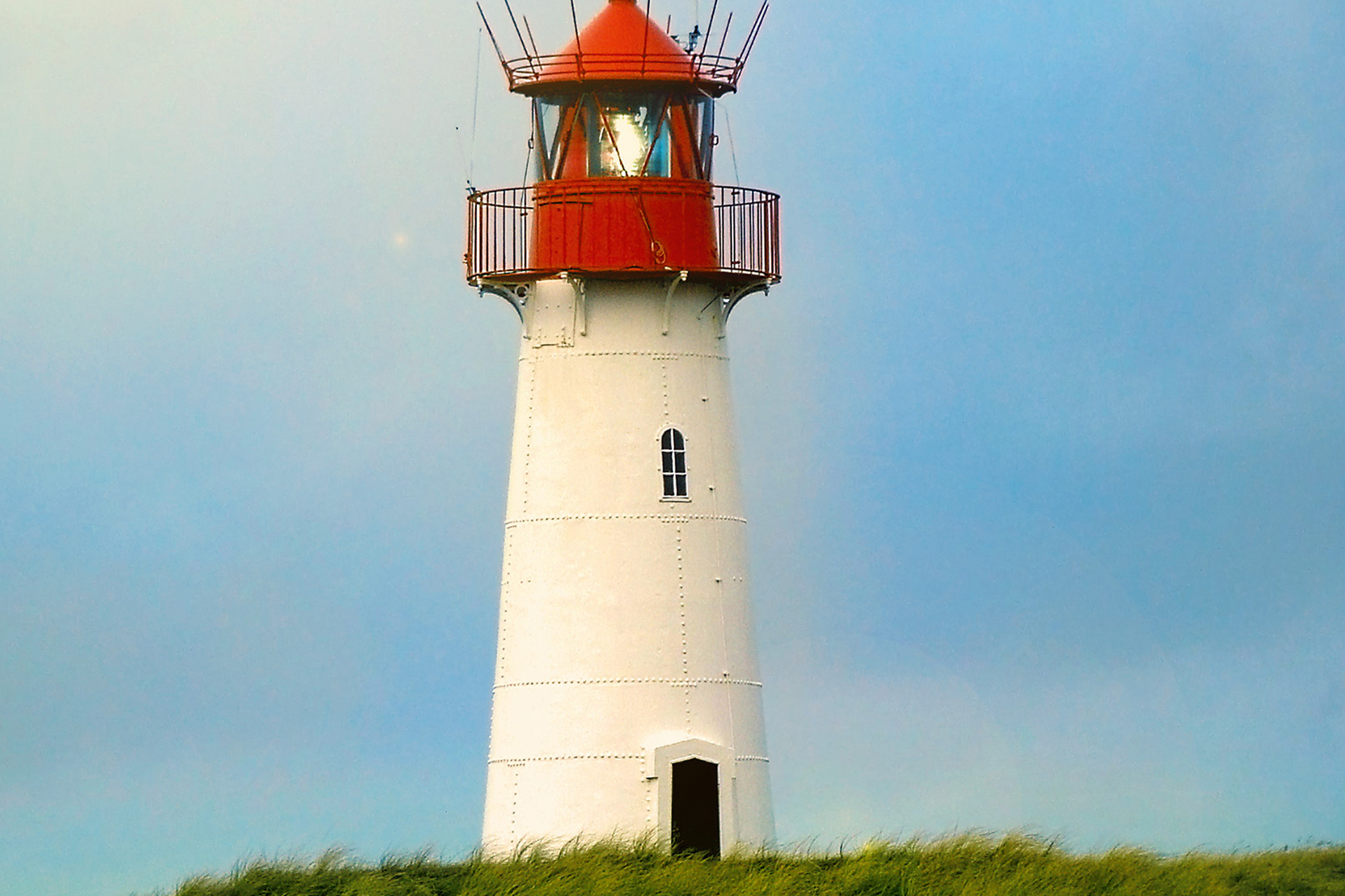 Ein Leuchtturm auf einer Wiese 